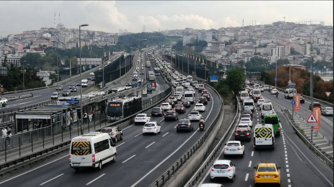 Okullarda uyum haftası başladı: İstanbul'da trafik felç oldu - Resim: 5
